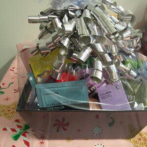 Glow Essential Radiance Made Simple-20-Piece Christmas Holiday Spa Gift Basket